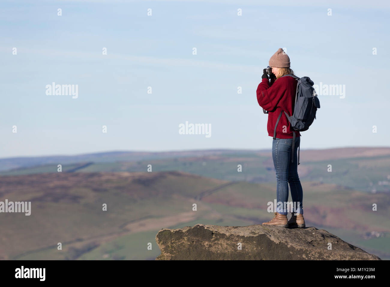 Großbritannien, Derbyshire, Peak District National Park, ein Walker Fotografien von stanage Edge. Stockfoto
