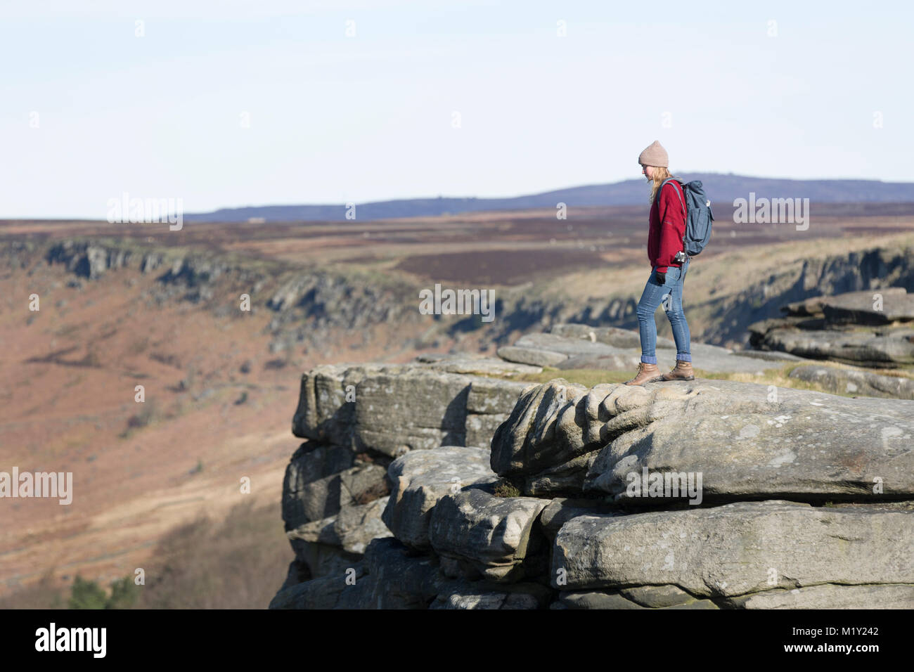 Großbritannien, Derbyshire, Peak District National Park, ein Walker auf der Klippe von stanage Edge. Stockfoto