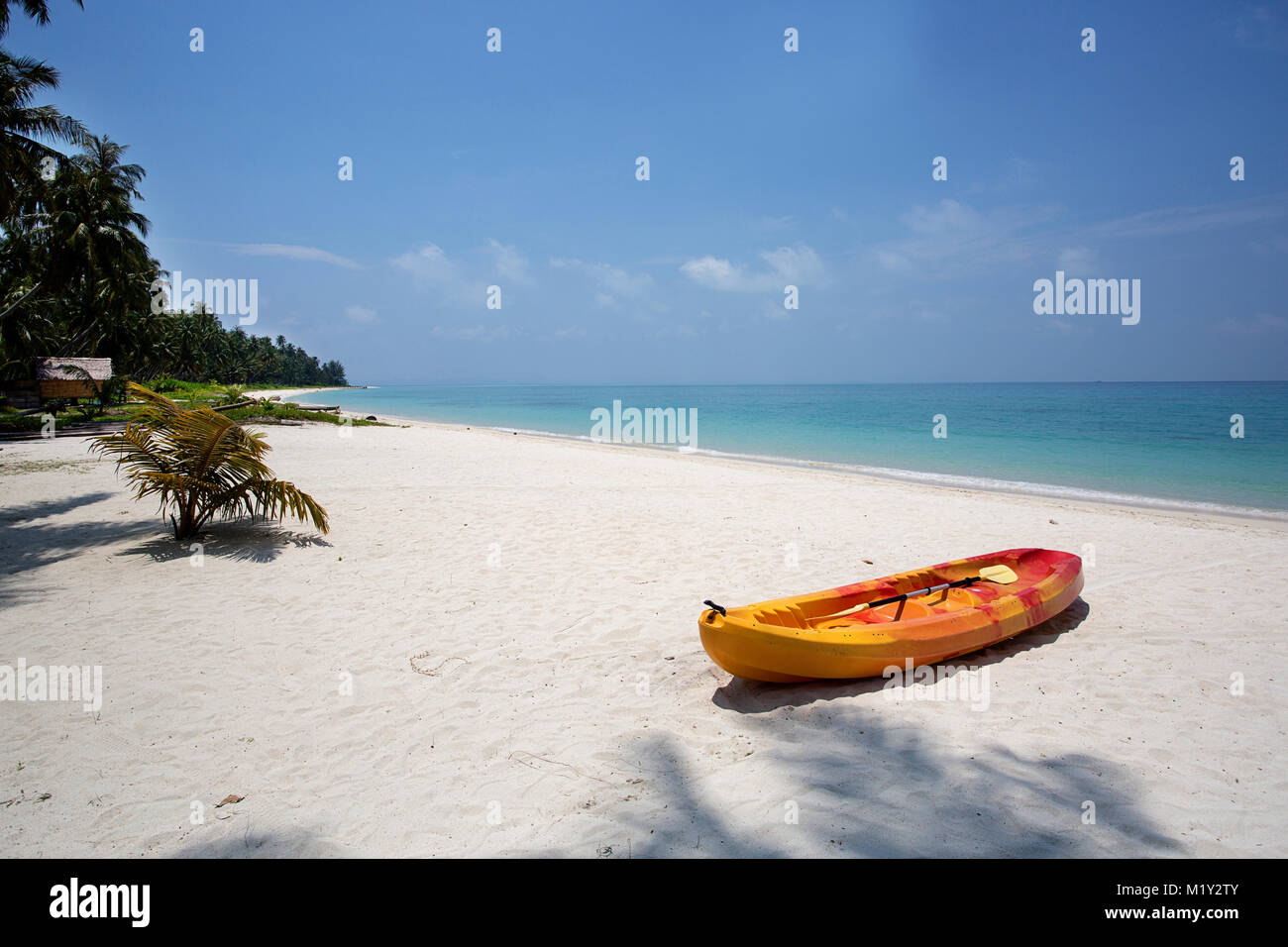 Orange Kajak auf einem wunderschönen tropischen Strand Stockfoto