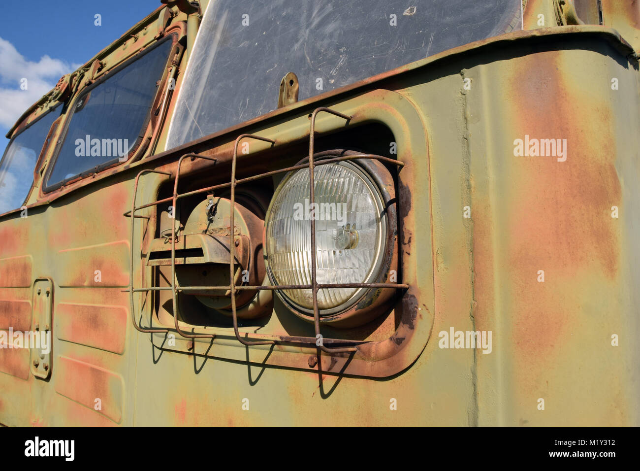 Gepanzerte Fahrzeug auf Anzeige auf Display im Technischen Museum von Togliatti, in der Nähe von Samara, Russland. Stockfoto