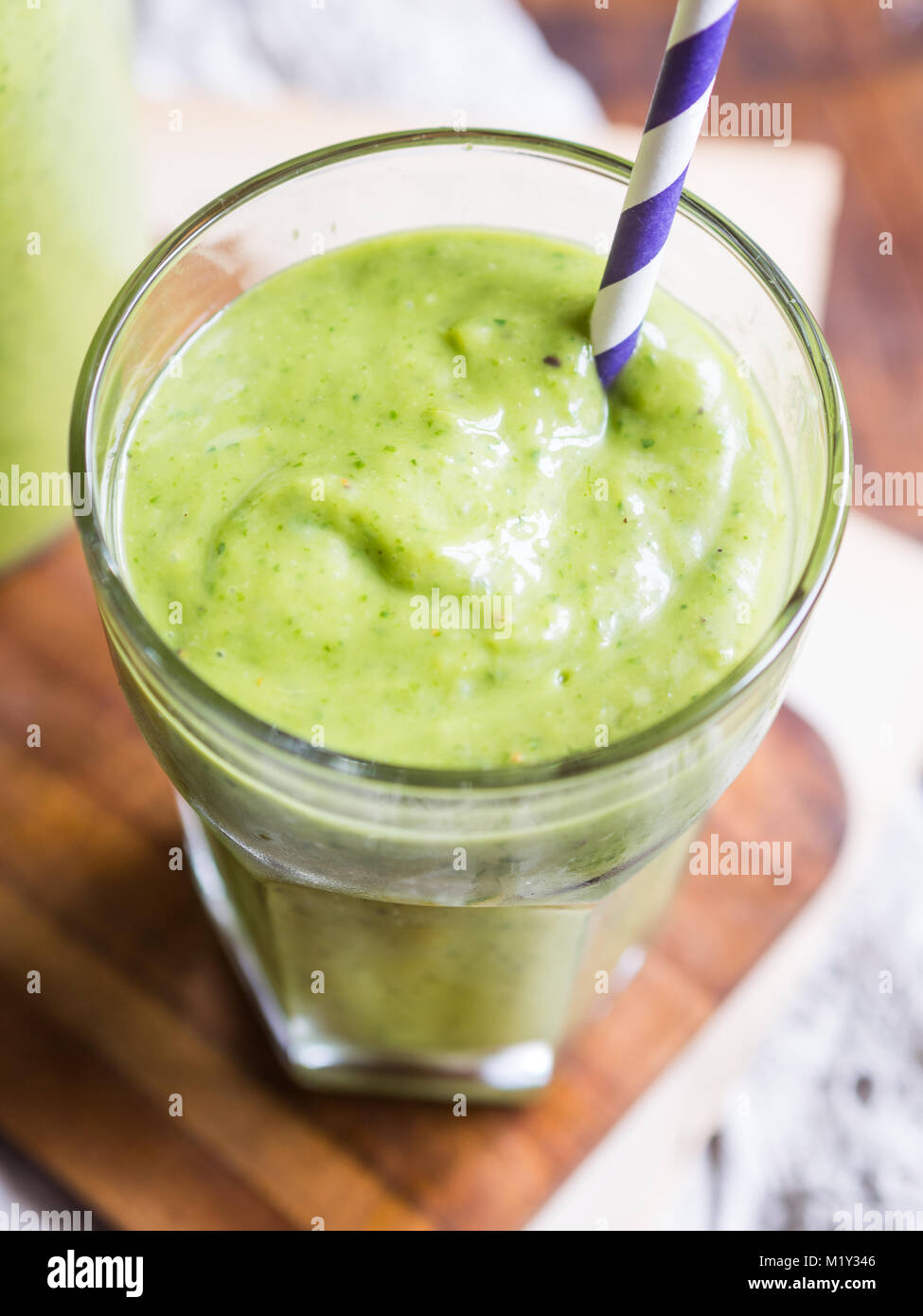 Raw dicke grüne vegane Smoothie in ein Glas. Stockfoto