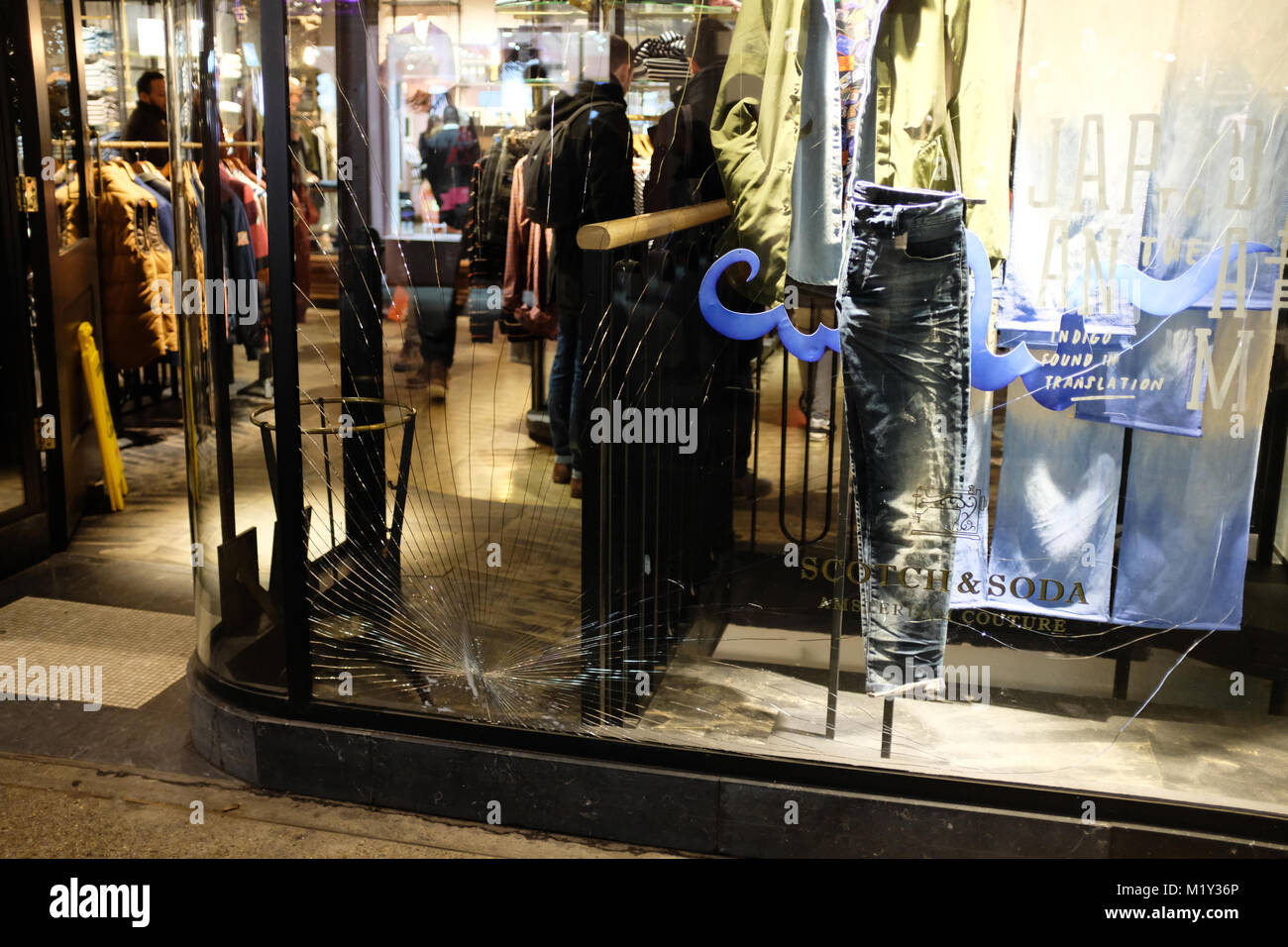 Gebrochene Glas shop Fenster auf Carnaby Street, Soho, London Stockfoto