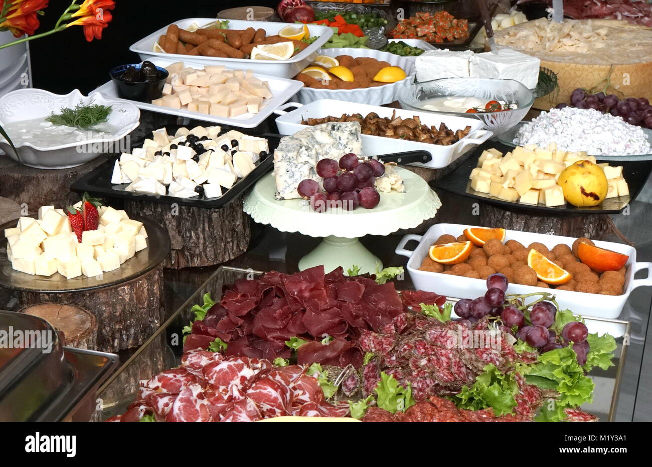 Zerstreuung. Tisch voller Essen in einem Restaurant. Eingerichtete schwedische Tabelle Stockfoto