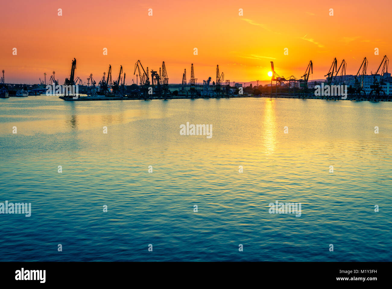 Handelshafen von der Stadt Varna, Bulgarien bei Sonnenuntergang Stockfoto