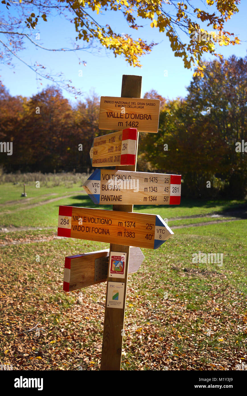 Holz- waymarker für Wanderer in der Nähe von Valle D'Ombra im Nationalpark Gran Sasso, Abruzzen, Italien. Stockfoto