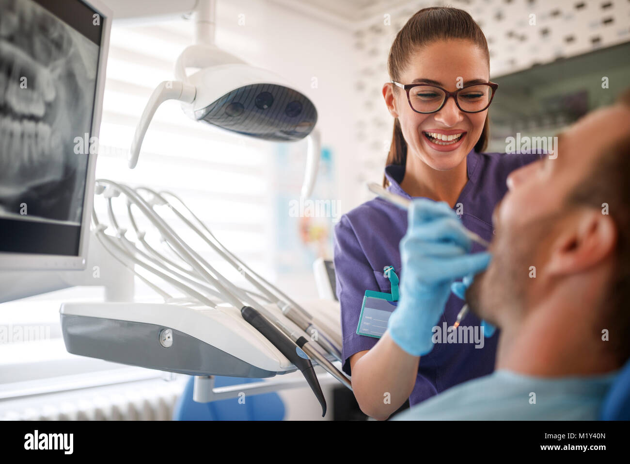 Weiblichen Zahnarzt Instandsetzung Patienten Zahn in der Zahnmedizinischen ambulante Stockfoto