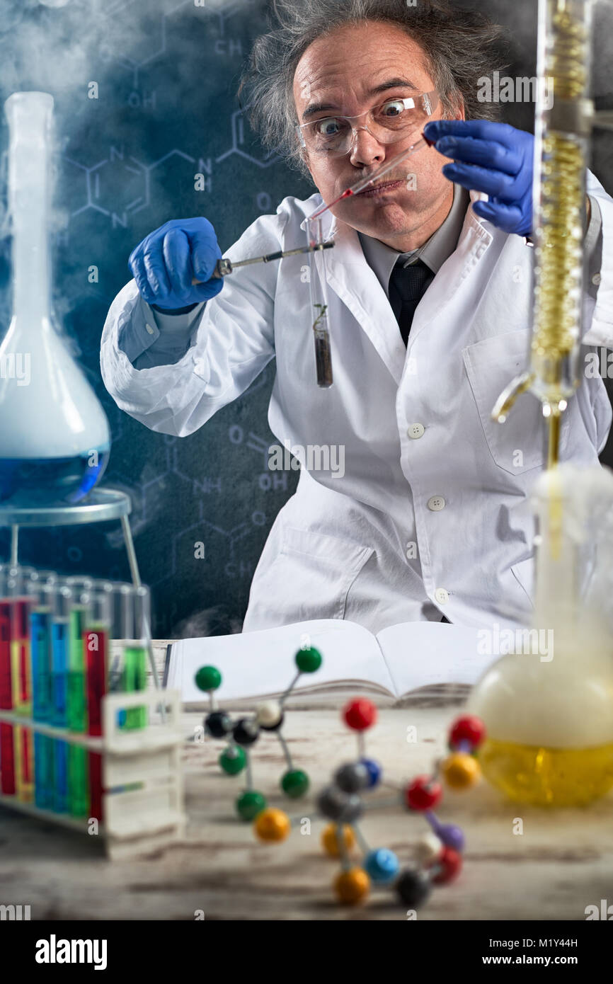 Chemiker, chemisches Experiment über genetisch veränderte Lebensmittel Stockfoto