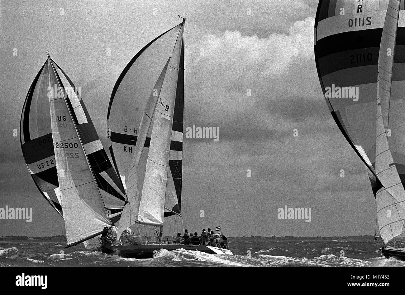 AJAXNETPHOTO. 1979. SOLENT, England. - ADMIRAL'S CUP - SOLENT INSHORE RACE. (L - R) WILLIWAW (USA), GEFOLGT VON UIN NA MARA IV (HK) und SINGAPURS APOLLO IV, tanzen zu den breezy Bedingungen. Foto: Jonathan Eastland/AJAX REF: 79 Stockfoto