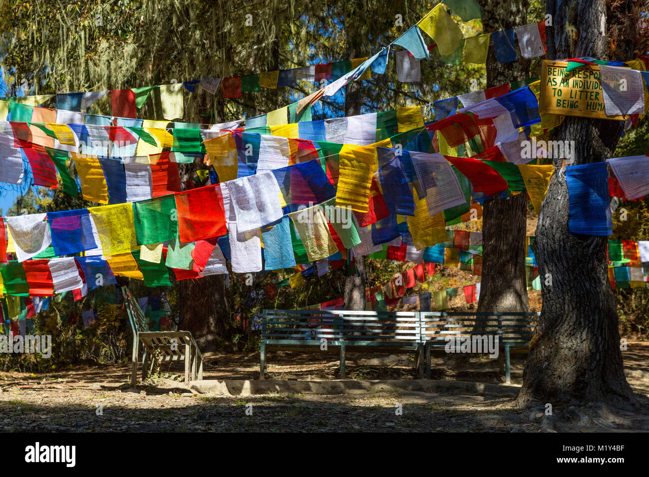 Paro, Bhutan. Gebetsfahnen am Rastplatz onTrail der Tiger Nest Kloster. Zeichen fragt Menschen nicht zu Abfall. Stockfoto