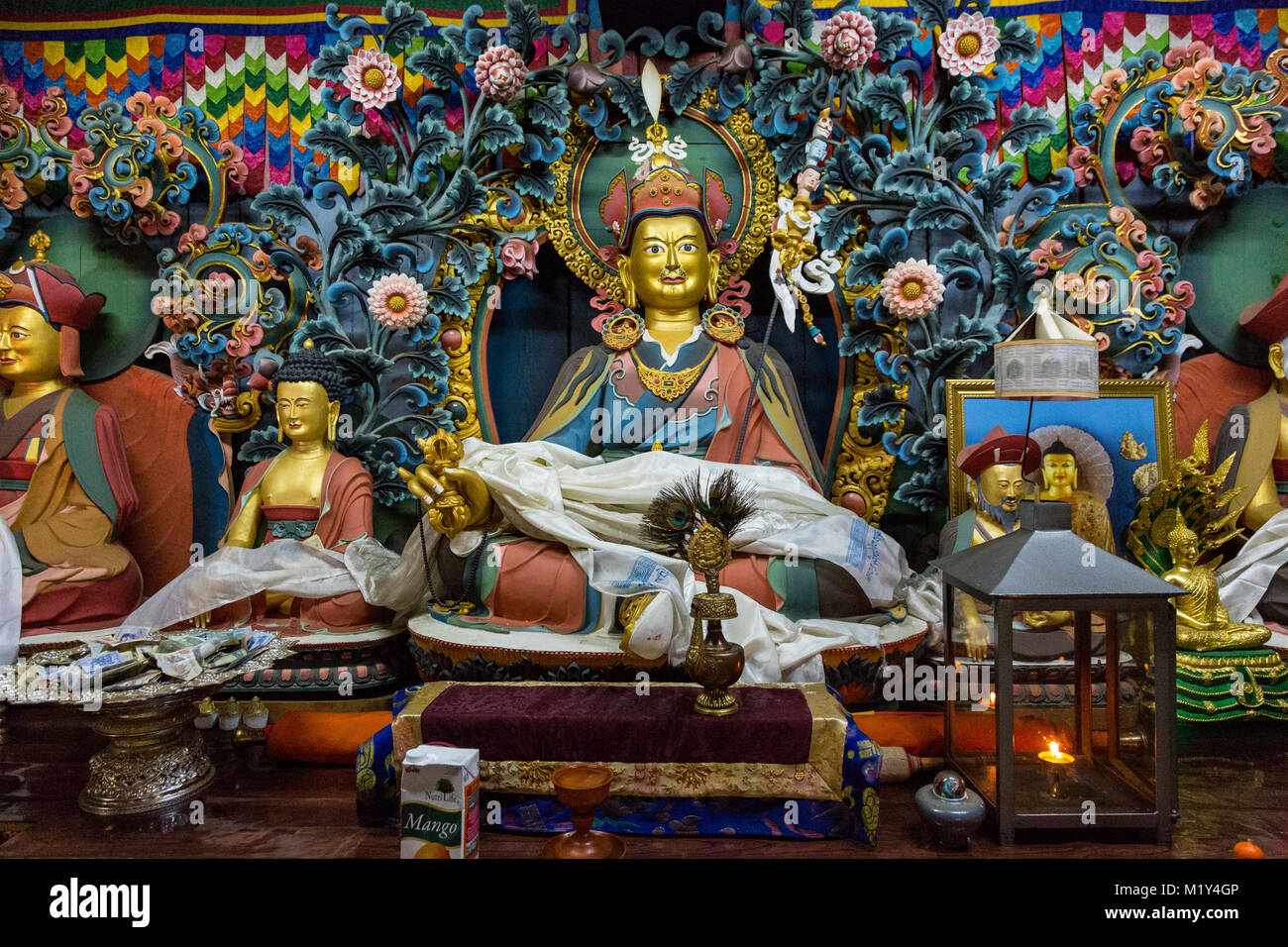 Paro, Bhutan. In einem buddhistischen Tempel: Guru Rinpoche, Erbauer des Tiger nest Kloster. Stockfoto