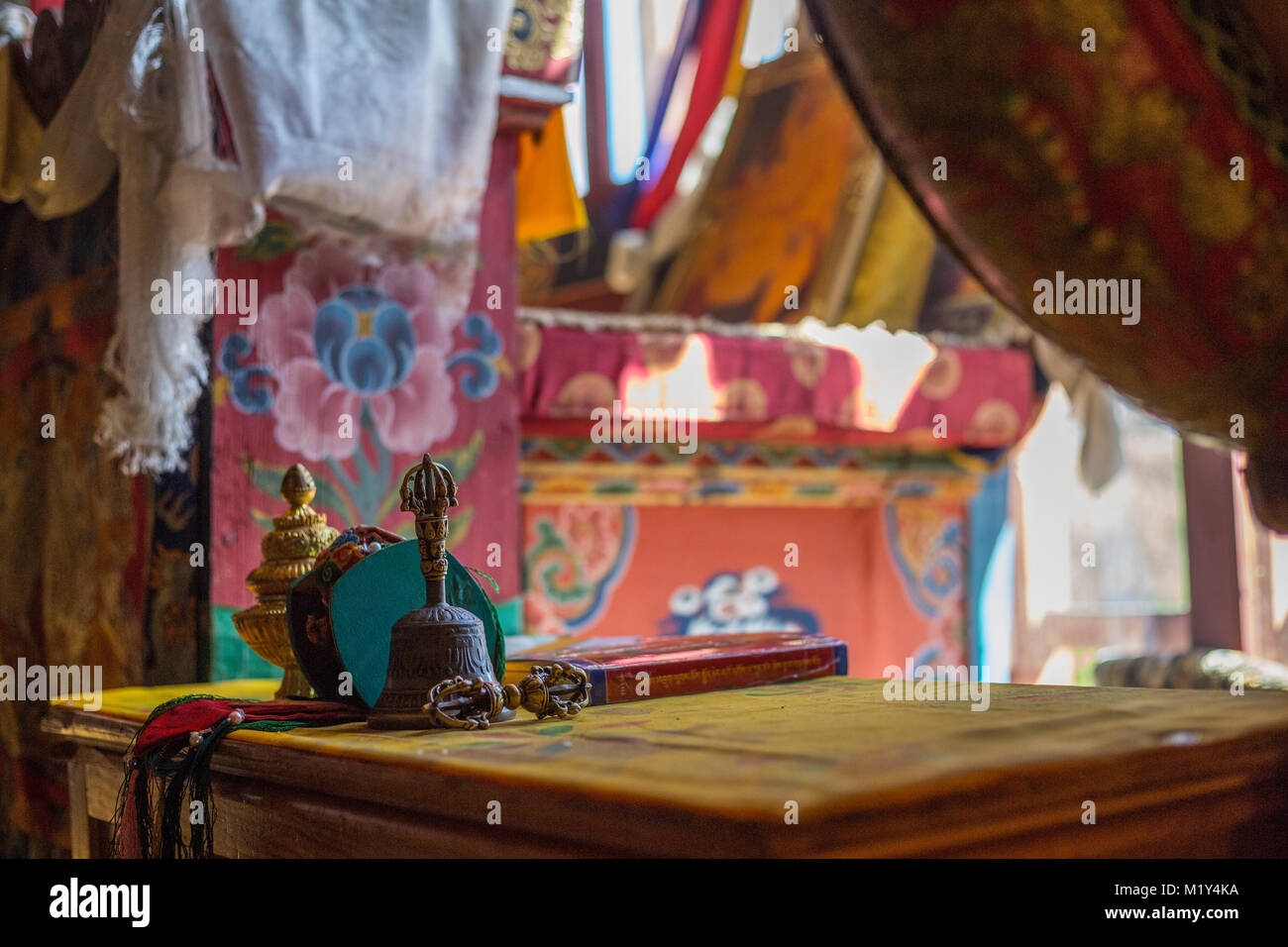 Paro, Bhutan. Der buddhistische Mönch Vajra (Anbaugerät symbolisiert Mitgefühl und geschickte Mittel), Bell, Rattle, Räuchergefäß und Gebetbuch. Stockfoto