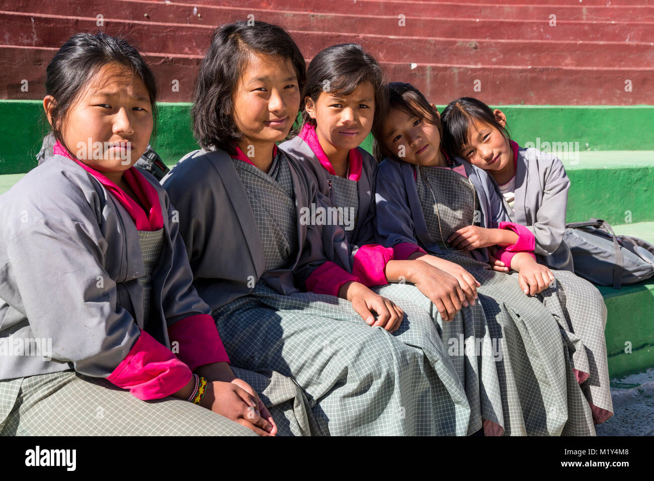 Paro, Bhutan. Junge Teenager bhutanischen Schülerinnen. Stockfoto