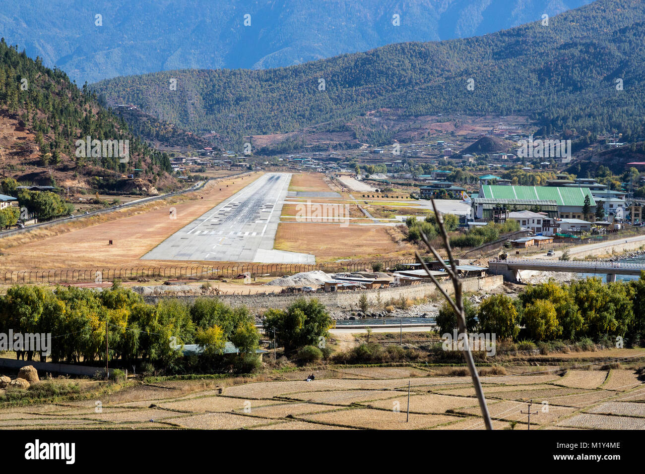 Paro, Bhutan. Paro Landebahn und Hügel. Stockfoto