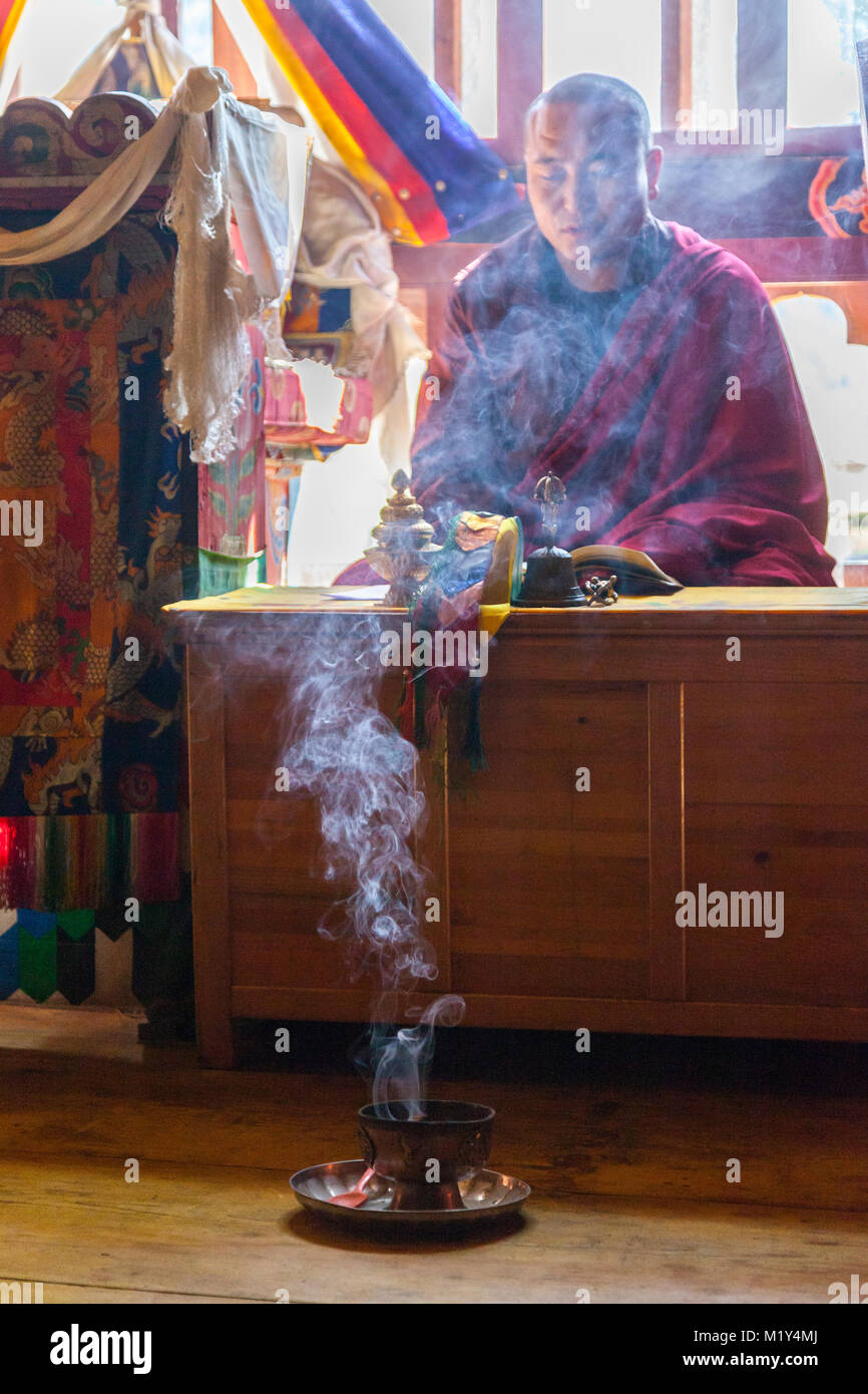 Paro, Bhutan. Buddhistischer Mönch Lesen der Heiligen Schriften in seinem Tempel, der Druk Choeding Tempel von Paro. Stockfoto