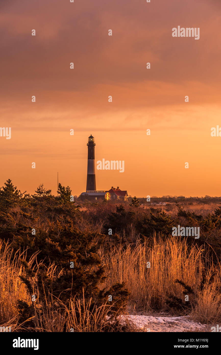 Sonnenaufgang am Fire Island Lighthouse mit Blick über die Dünen vom Strand, Fire Island, New York Stockfoto