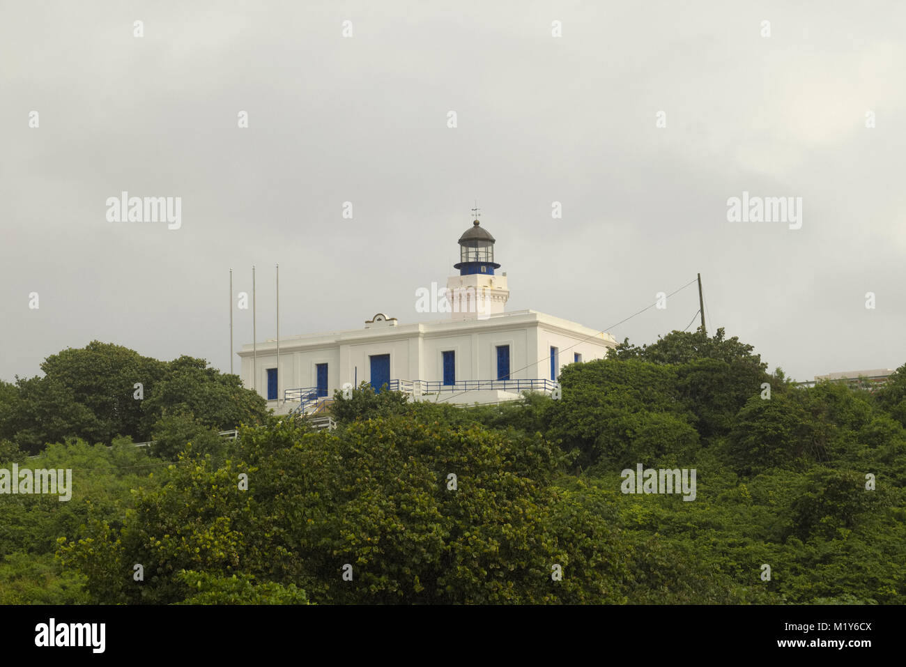 Anzeigen von Arecibo Leuchtturm von Poza del Obispo Strand, Arecibo in Puerto Rico Stockfoto