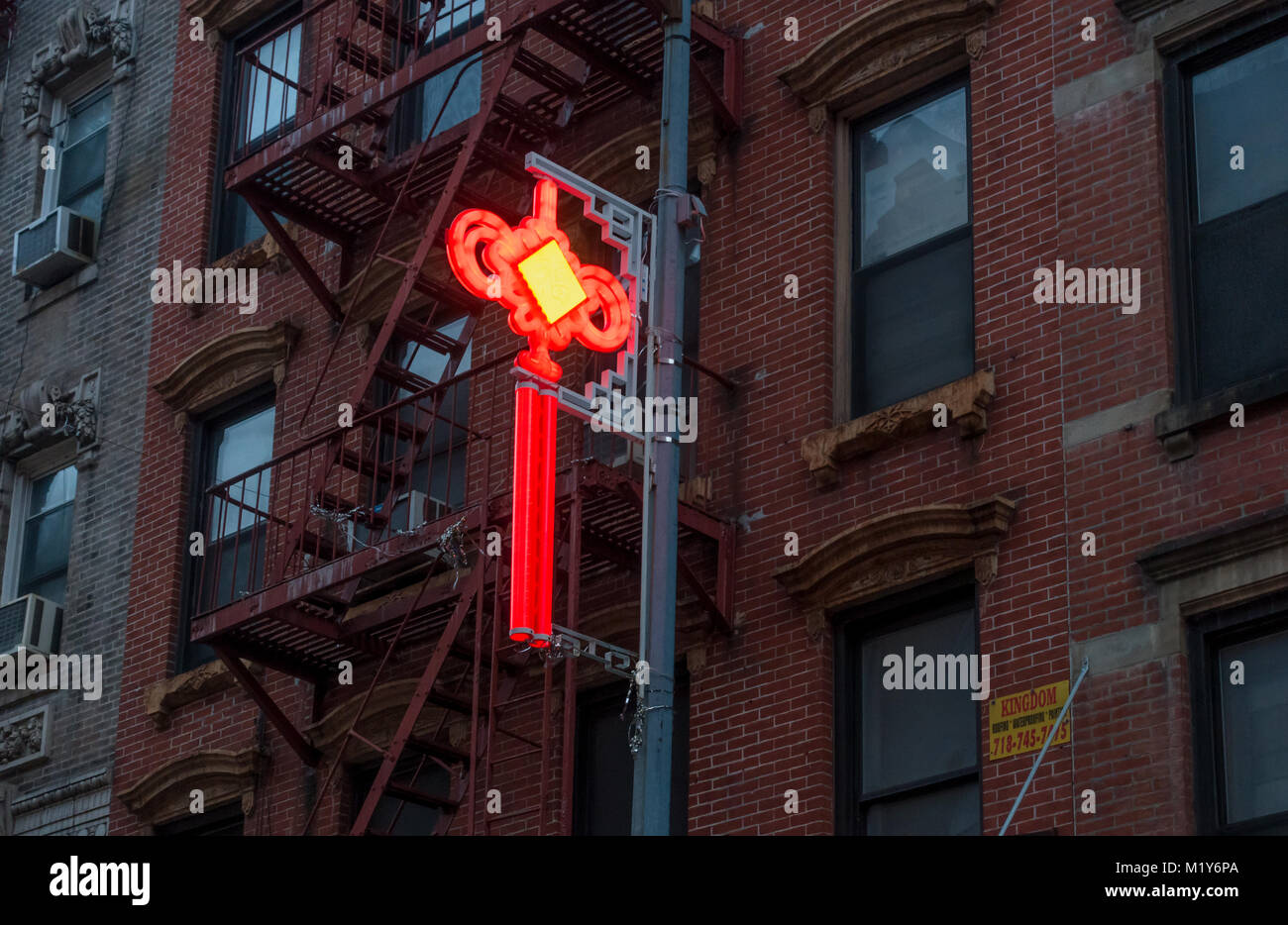 Rote und gelbe Glück Symbol in Chinatown. Die abgerundeten Seiten sagen, dass Glück ist für alle Stockfoto