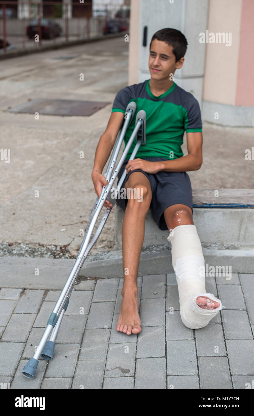Junge haben sich das Bein gebrochen. Gips Fuß Stockfoto Junge haben sich das Bein gebrochen. Gips Fuß Stockfoto