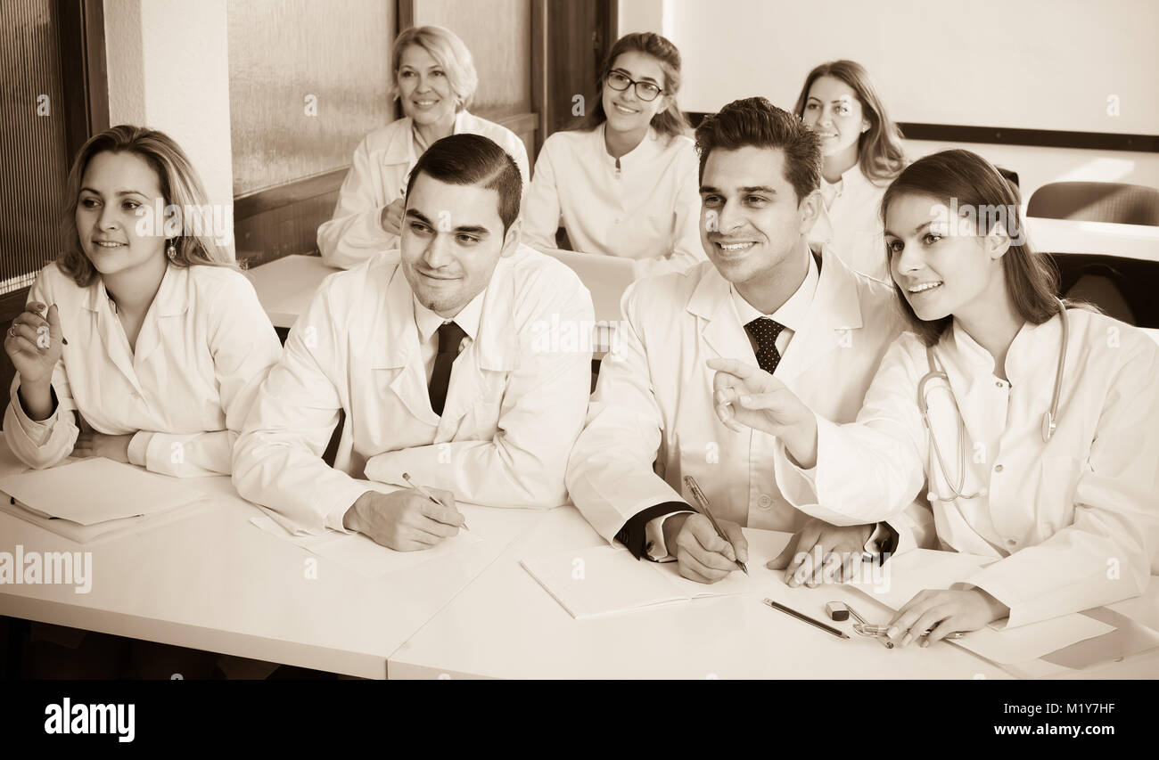 Nach lächelnde europäische Pflegepersonal während der Ausbildung in der medizinischen Schule Stockfoto