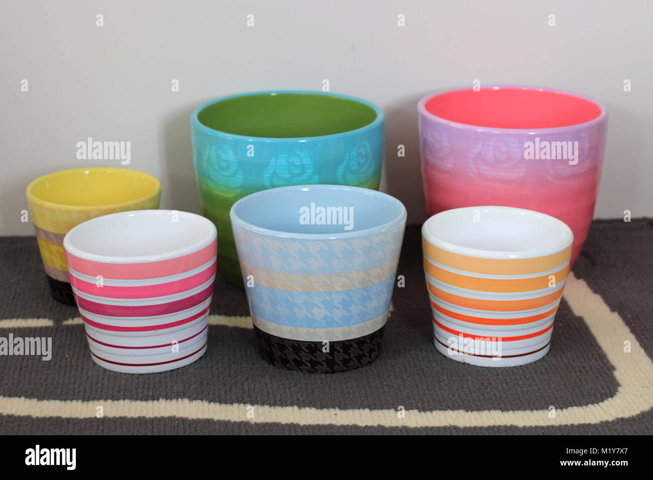 Bunte Keramik Topf pflanzen in verschiedenen Größen Stockfoto
