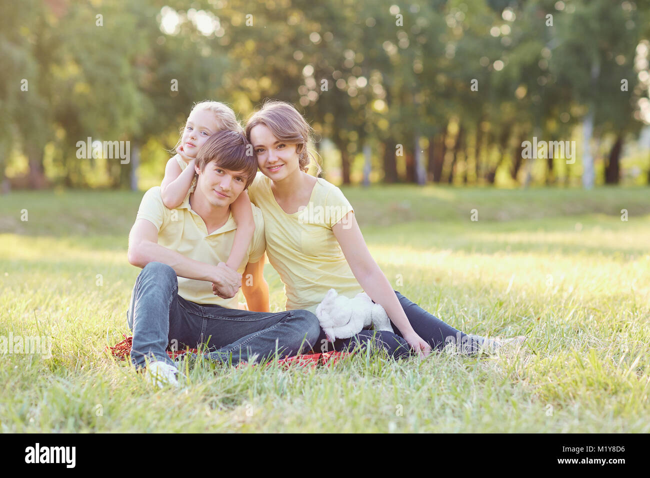 Happy Family im Park. Stockfoto