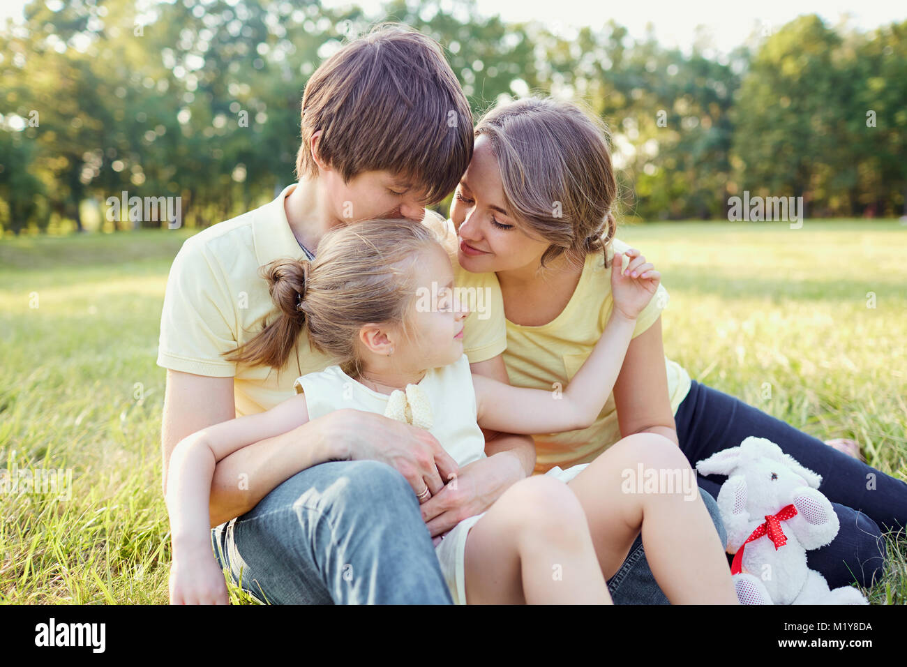 Happy Family im Park. Stockfoto