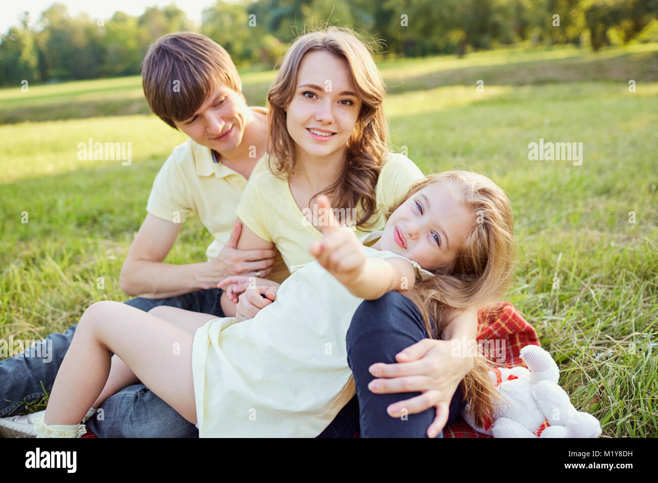 Happy Family im Park. Stockfoto