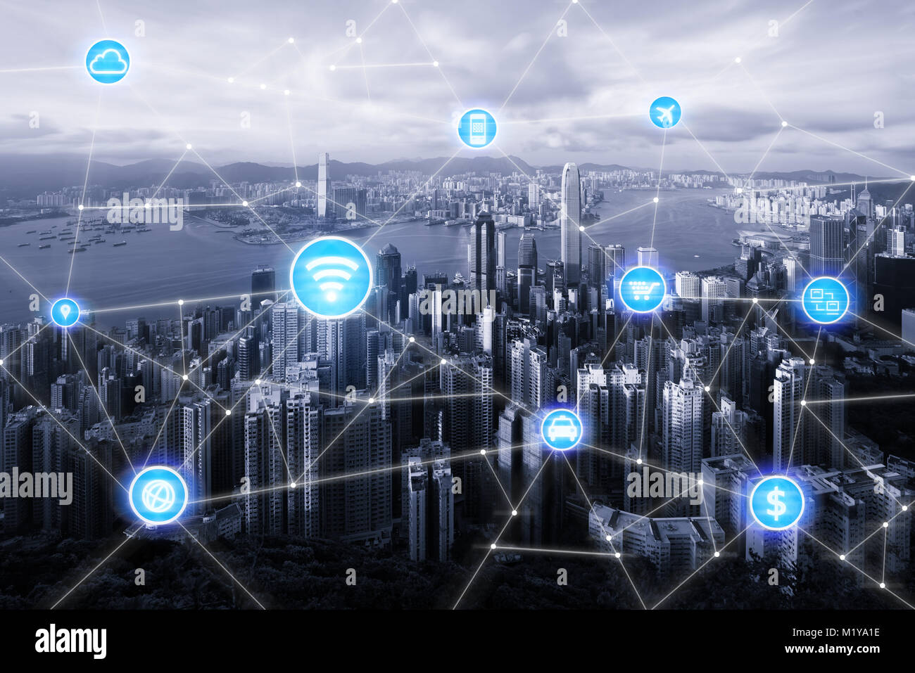 Smart-City und drahtlose Kommunikationsnetz, Geschäftsviertel mit Bürogebäude, abstraktes Bild visuell, Internet der Dinge-Konzept Stockfoto