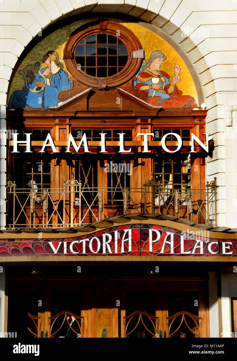 London, England, UK. "Hamilton" (Buch, Musik und Liedtexte von Lin-Manuel Mirandaat) das Victoria Palace Theatre (2018) Stockfoto