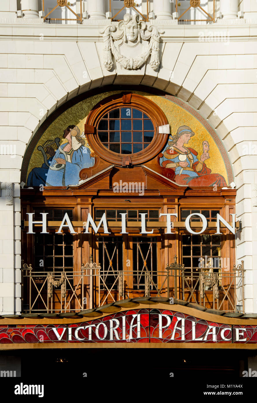 London, England, UK. "Hamilton" (Buch, Musik und Liedtexte von Lin-Manuel Mirandaat) das Victoria Palace Theatre (2018) Stockfoto