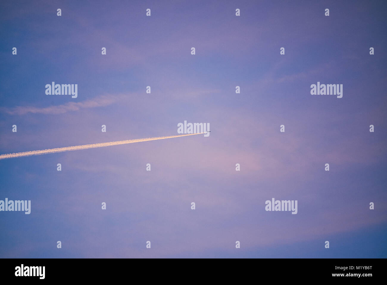 Flugzeug in den Himmel zeichnen von Linien Stockfoto