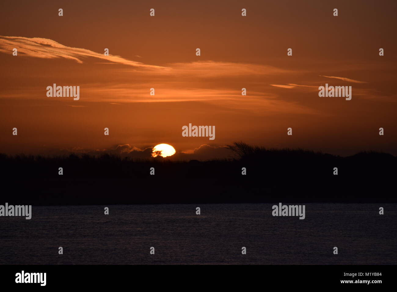 Sonnenaufgang über Hayling Island, Blick von EASTNEY Ufer. Februar MORGEN. Stockfoto