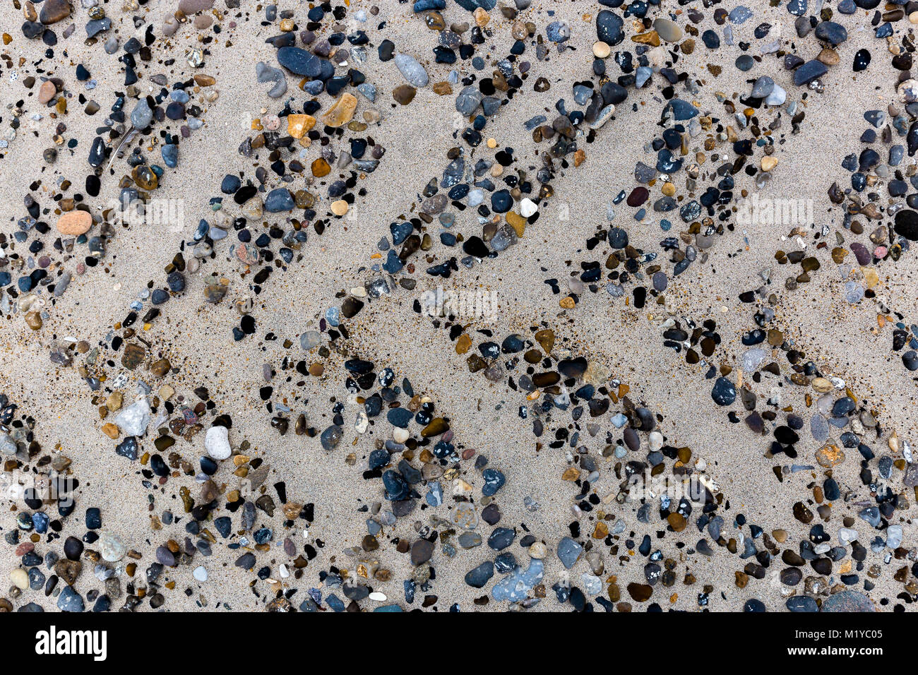 Steine im Sand am dänischen Strand Stockfoto