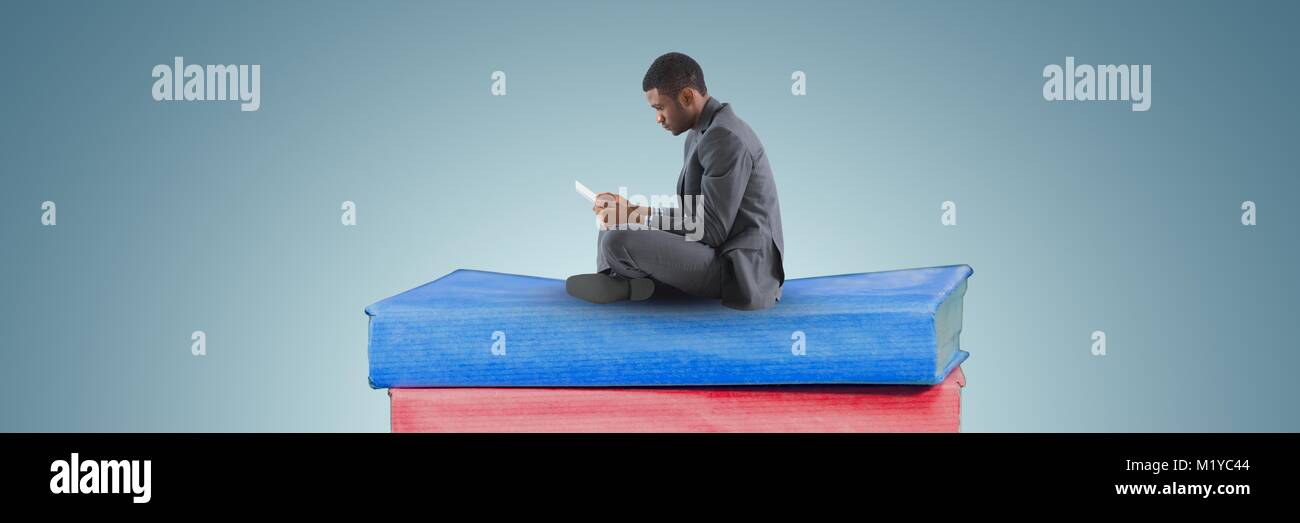 Business mann Lesen auf einem Haufen aus Büchern und grauer Hintergrund Stockfoto