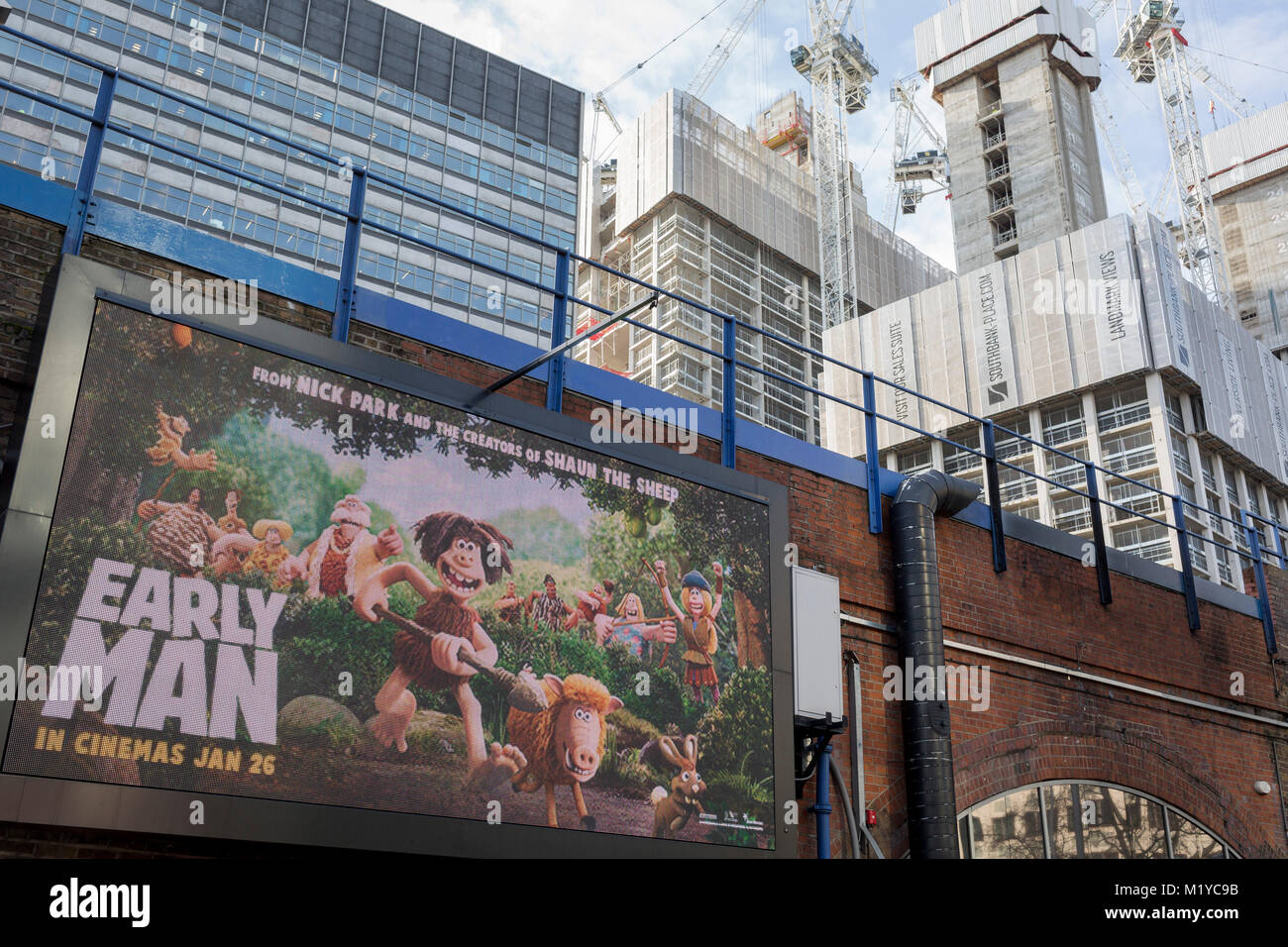 Hoch aufragenden Türmen auf der Southbank und eine Anzeige für die neue Version die neue Aardman Animation des frühen Menschen, am 30. Januar 2018, im Süden Londoner Stadtteil Southwark, England. Stockfoto