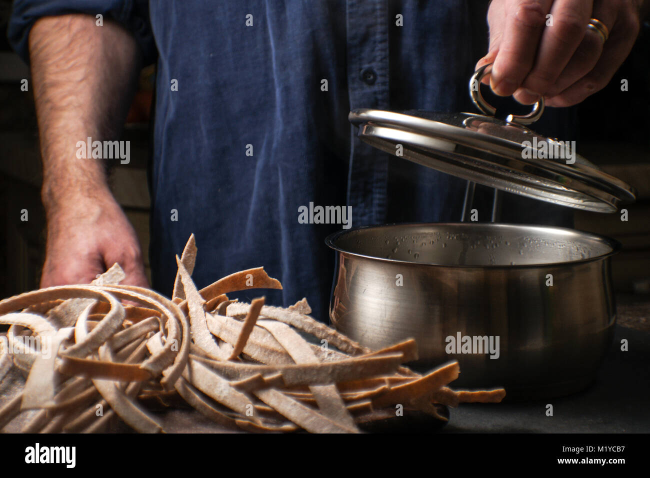 Menschen wird die Nudeln in den Topf zu kochen, horizontal Stockfoto
