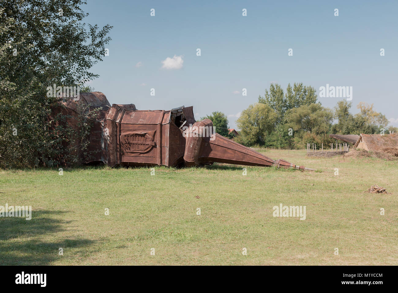 Alte Kirche Kuppel auf dem Boden liegen. Symbol der Ablehnung des alten. Religion, Glaube und Atheismus Konzept. Freier Platz für Text Stockfoto