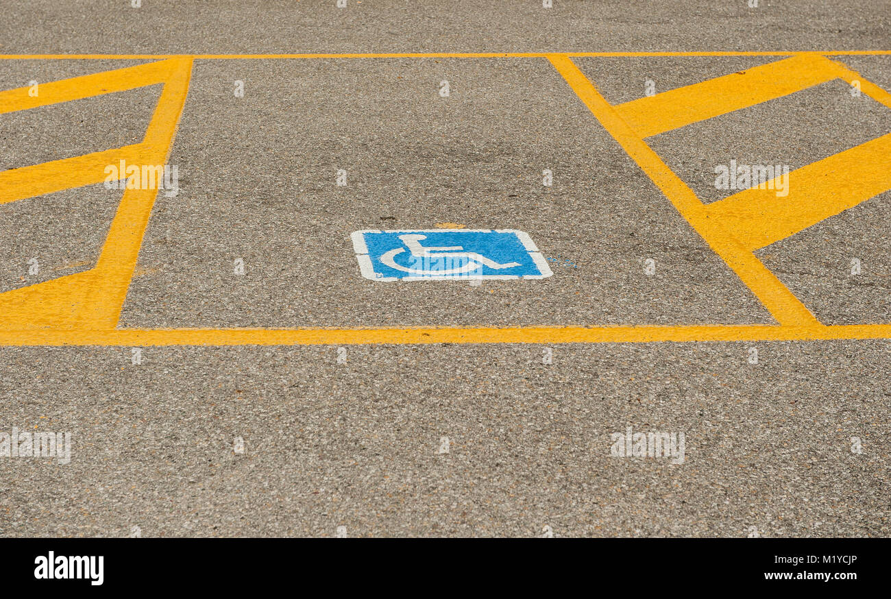 Parkplatz für Menschen mit Behinderung reserviert Stockfoto