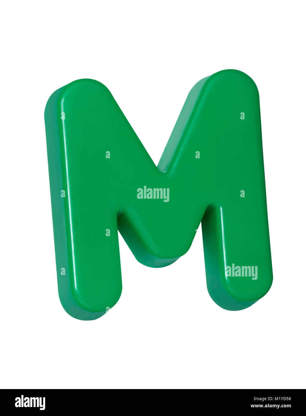 Ein ausgeschnittenes geschossen von einem grünen Kunststoff Buchstabe 'M' Stockfoto