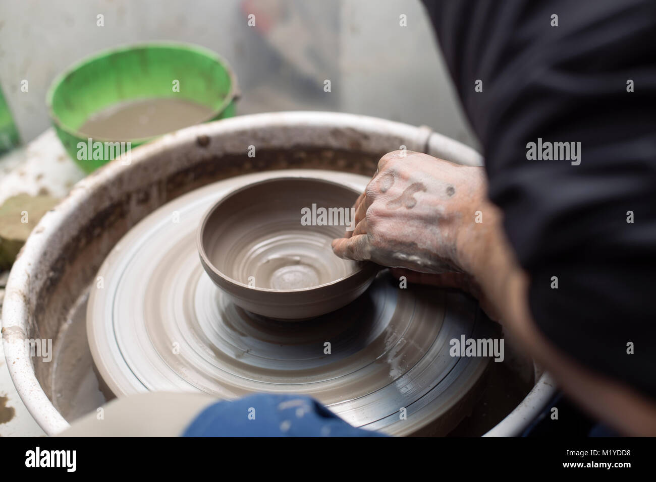 Close up Detailansicht bei einer Künstlerin macht Ton auf einem Drehrad Stockfoto