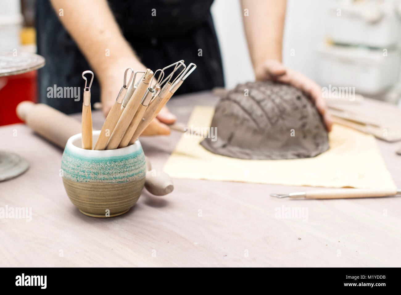 Cllose bis auf qualifizierte Meister Vorbereitung Ton Werkstücke für neue Kreationen Stockfoto