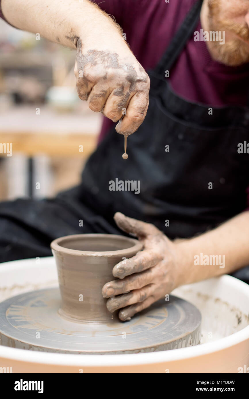 Close up Detailansicht bei einer Künstlerin macht Ton auf einem Drehrad Stockfoto