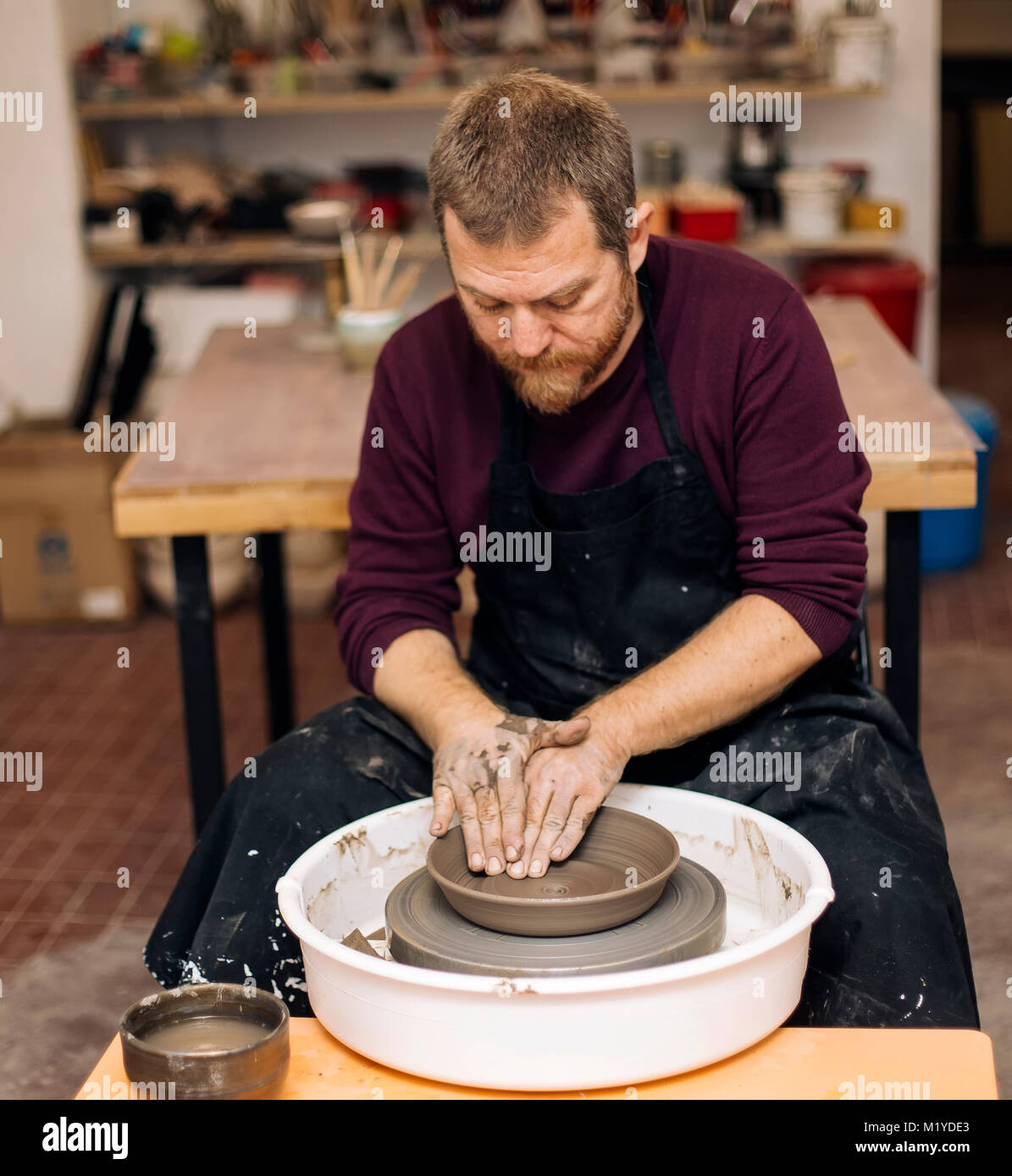 Close up Detailansicht bei einer Künstlerin macht Ton auf einem Drehrad Stockfoto