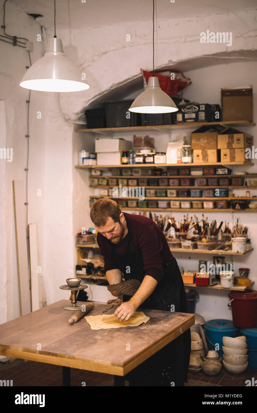 Cllose bis auf qualifizierte Meister Vorbereitung Ton Werkstücke für neue Kreationen Stockfoto