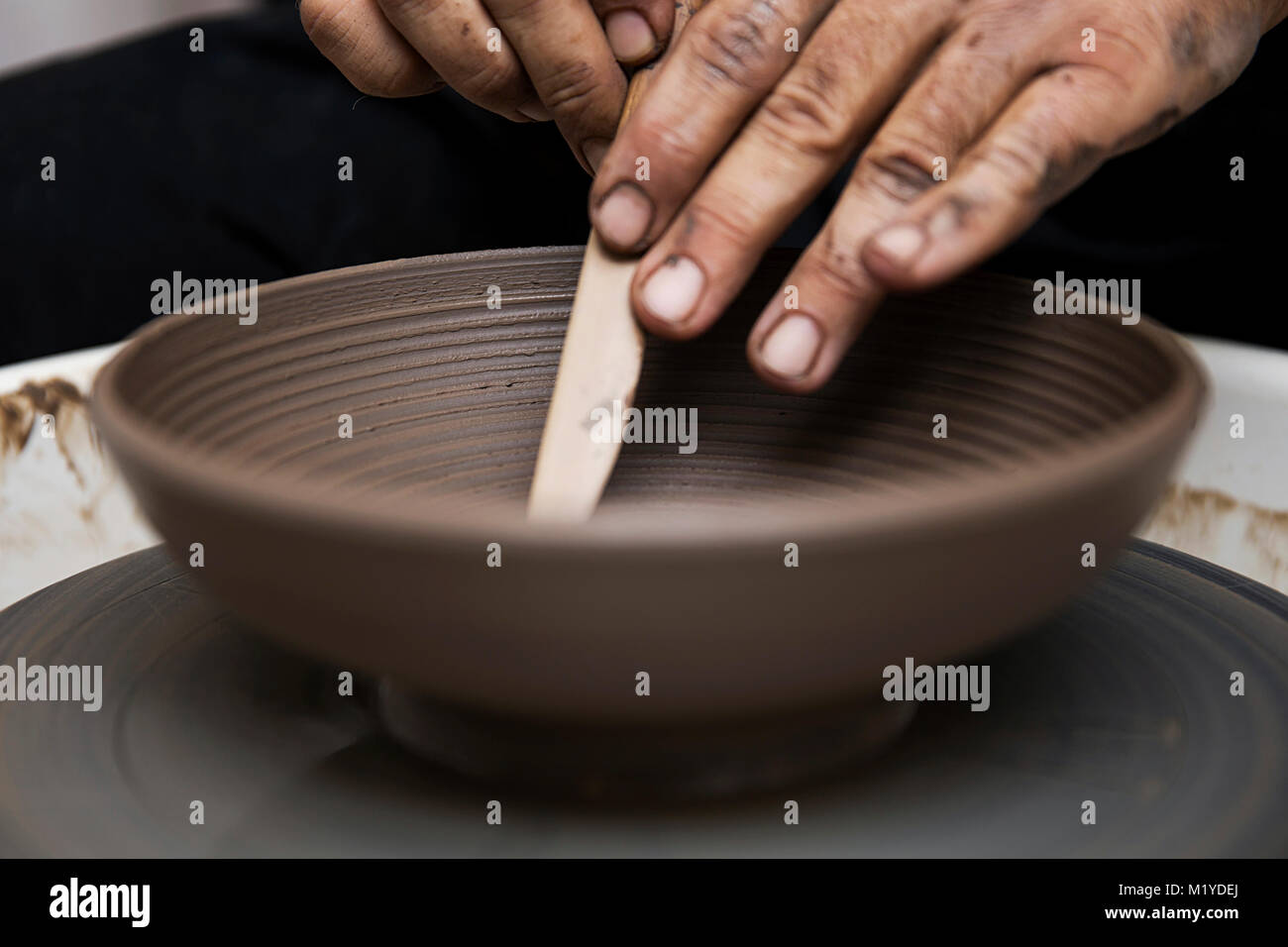 Close up Detailansicht bei einer Künstlerin macht Ton auf einem Drehrad Stockfoto