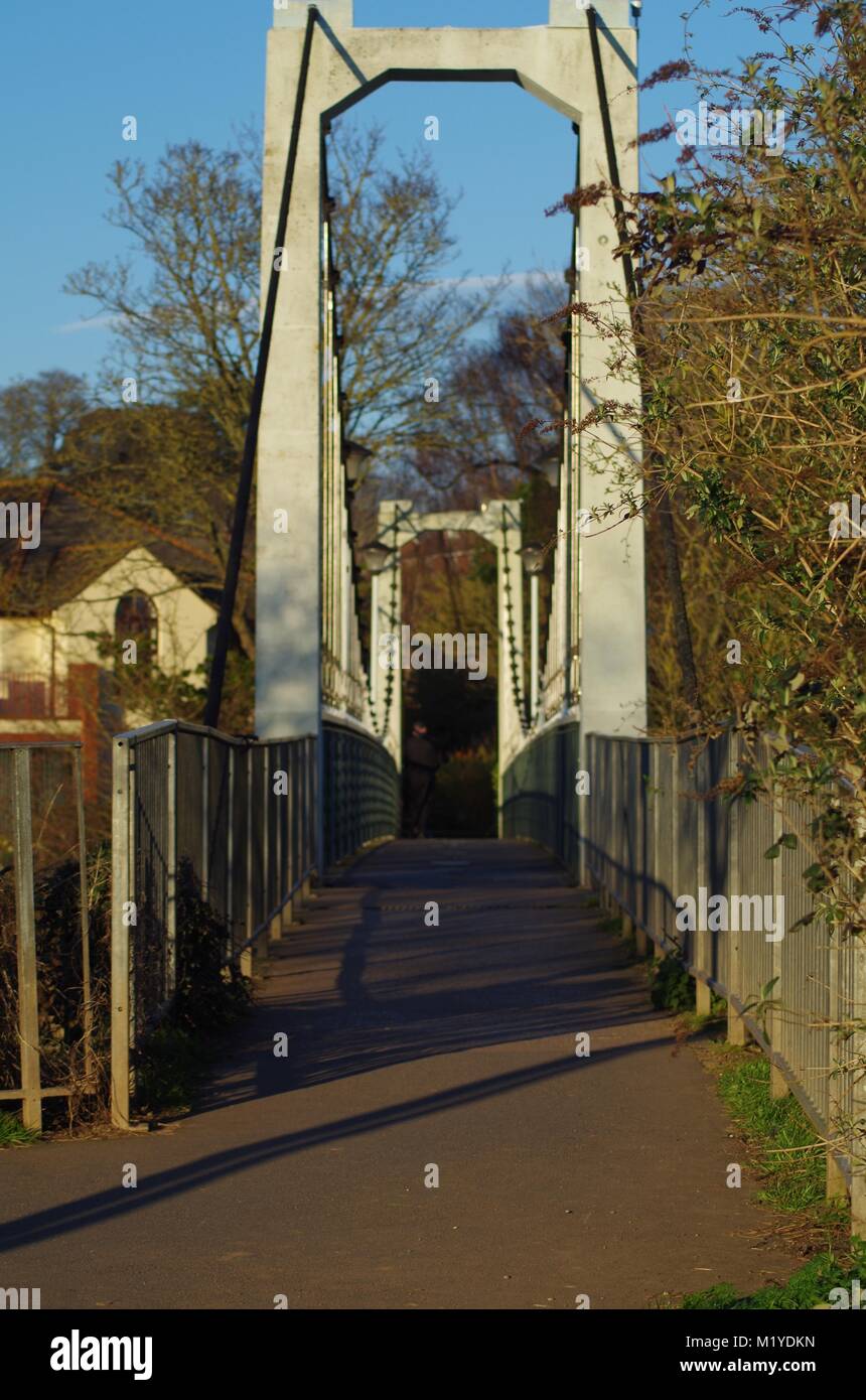Konkrete Turm von Trews Wehr Fußgänger-Hängebrücke über den Fluss Exe, Exeter, Devon, Großbritannien. Stockfoto