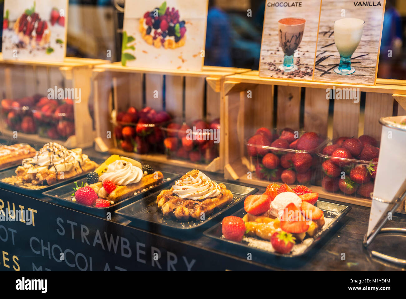 Brügge, Belgien - 1 September 2017: Anzeige einer Candy shop voller Waffeln mit Früchten wie Erdbeeren, Brombeeren oder in der mittelalterlichen Stadt von Bru Stockfoto