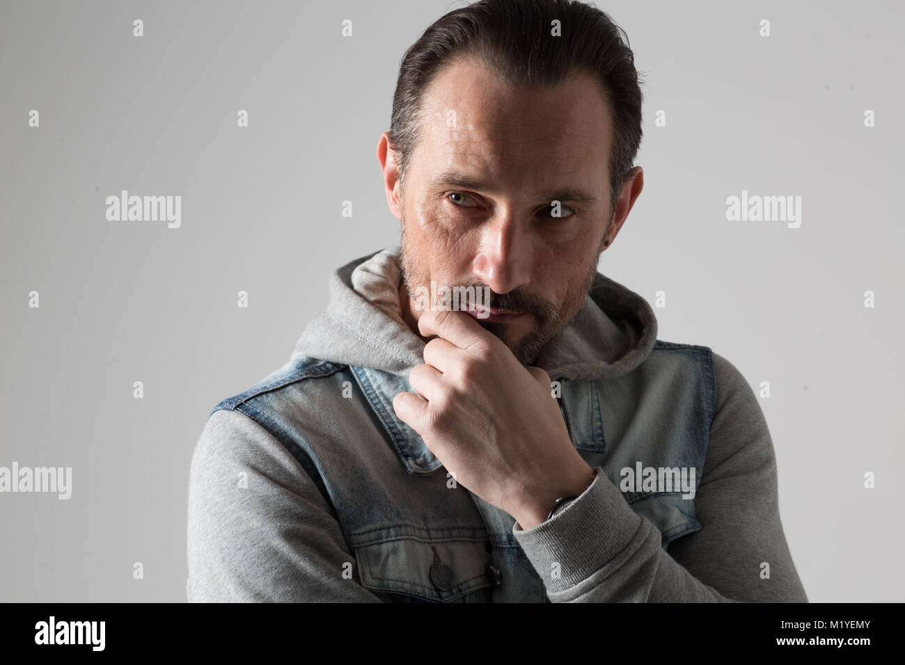 Hübsche junge Mann posiert Stockfoto