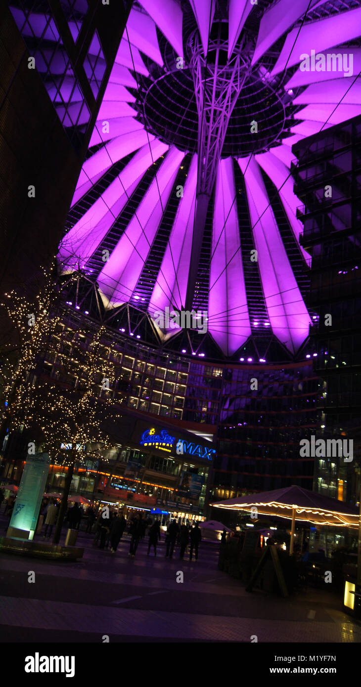 BERLIN, DEUTSCHLAND - Jan 17th, 2015: in der Nähe von Rosa beleuchteten Dach des Sony Centers in der Nacht mit starken architektonischen Linien, Farbe und Muster Stockfoto