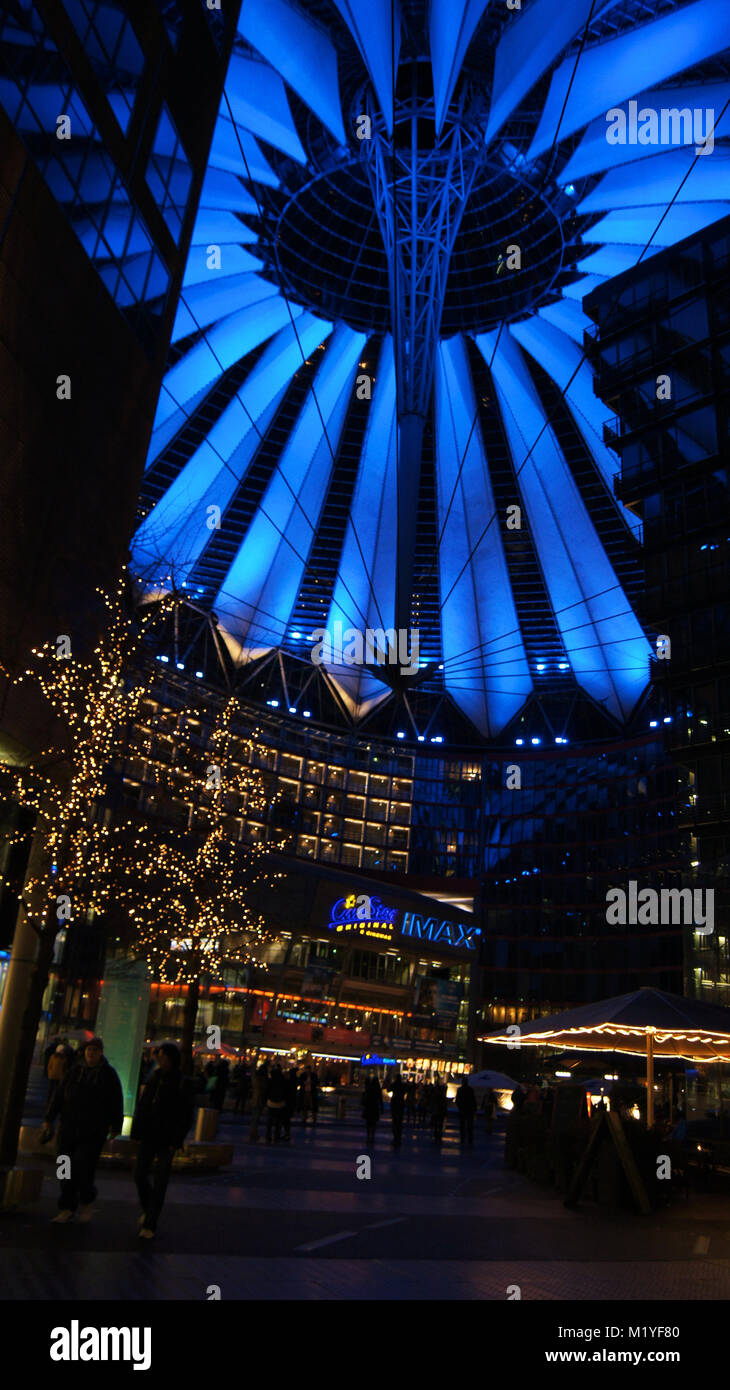 BERLIN, DEUTSCHLAND - Jan 17th, 2015: Nahaufnahme des blau beleuchteten Dach des Sony Centers in der Nacht mit starken architektonischen Linien, Farbe und Muster Stockfoto